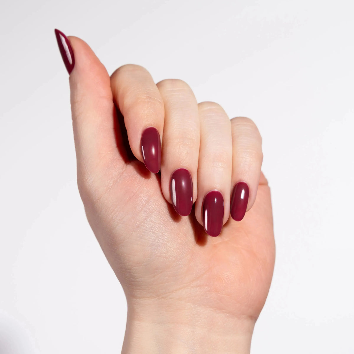 Striplac Deep Garnet 635 auf den Nägeln