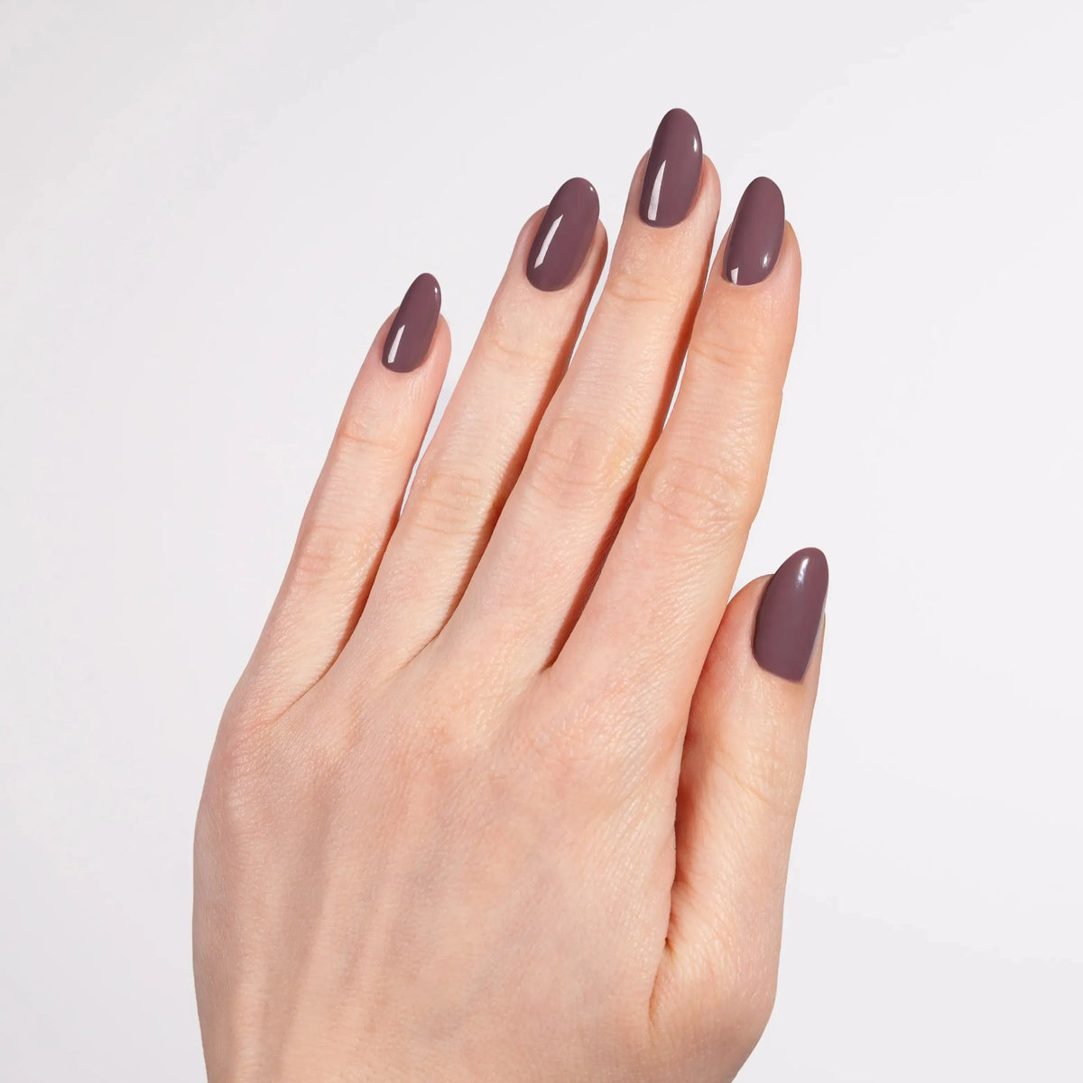 Striplac Truffle Glow 637 auf den Nägeln