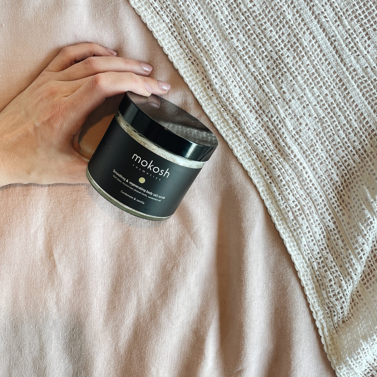Mokosh smoothing regenerating body salt scrub cardamom & vanilla