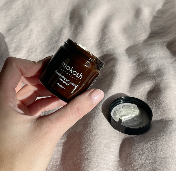 mokosh regenerating anti pollution face cream voor een gevoelige huid en een droge huid